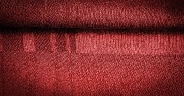 Arkaplan dokusu, dekoratif süs, gerekli detayları ekleyerek tasarımınızı düzgün veya doğru boyutta veya şekilde yapmak için süsleme çizgileri olan ipek kırmızı kumaş.