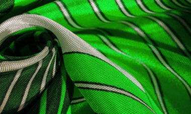 Doku, yeşil çizgili ipek kumaş. Bu kumaşın tasarımı beyaz tavşan stilinde bir yamalı mozaiğe adanmıştır. Bir peri masalının yeleğinin nasıl görüneceğini temsil eder..