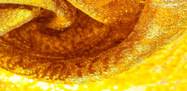 テクスチャの背景 パターン 生地黄色の金の錦 オーガンザブロケード生地 羊飼い カリッとしたヤシの木 全体に大きな糸染めの花模様が刺繍されています — ストック写真