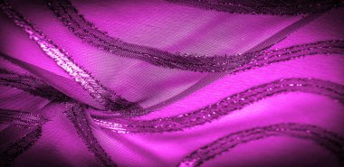 Dekorun süsü, şeffaf kumaş mor-kırmızıdır, doğuştan gelen çizgilerle, ışığın içinden geçmesine izin veren madde, böylece nesneler açıkça görülebilir..