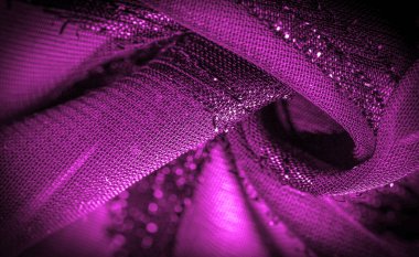 Dekorun süsü, şeffaf kumaş mor-kırmızıdır, doğuştan gelen çizgilerle, ışığın içinden geçmesine izin veren madde, böylece nesneler açıkça görülebilir..