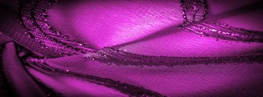 Dekorun süsü, şeffaf kumaş mor-kırmızıdır, doğuştan gelen çizgilerle, ışığın içinden geçmesine izin veren madde, böylece nesneler açıkça görülebilir..