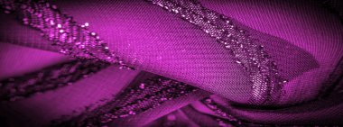 Dekorun süsü, şeffaf kumaş mor-kırmızıdır, doğuştan gelen çizgilerle, ışığın içinden geçmesine izin veren madde, böylece nesneler açıkça görülebilir..