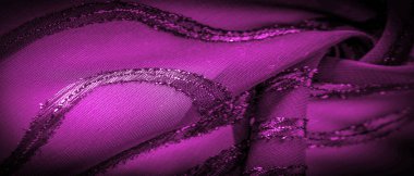 Dekorun süsü, şeffaf kumaş mor-kırmızıdır, doğuştan gelen çizgilerle, ışığın içinden geçmesine izin veren madde, böylece nesneler açıkça görülebilir..