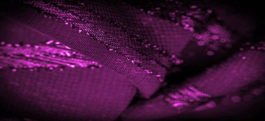 Dekorun süsü, şeffaf kumaş mor-kırmızıdır, doğuştan gelen çizgilerle, ışığın içinden geçmesine izin veren madde, böylece nesneler açıkça görülebilir..