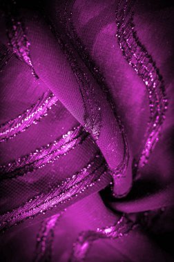 Dekorun süsü, şeffaf kumaş mor-kırmızıdır, doğuştan gelen çizgilerle, ışığın içinden geçmesine izin veren madde, böylece nesneler açıkça görülebilir..