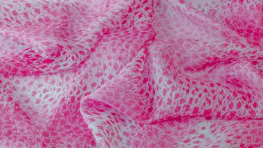 Beyaz kırmızı rengin dokusu, arkaplanı, deseni, ipek kumaşı tekstil. Özellikleri, daha esnek ve tasarlanması daha kolay olduğu için dokuma malzemesinden farklıdır..