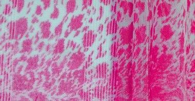 Beyaz kırmızı rengin dokusu, arkaplanı, deseni, ipek kumaşı tekstil. Özellikleri, daha esnek ve tasarlanması daha kolay olduğu için dokuma malzemesinden farklıdır..