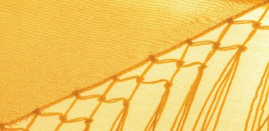 İpek kumaş Arka plan dokusu. Bu doğal sarı bir eşarp, şeffaf bir el ve harika bir sheen ile rayon yapılmış bu güzel naylon saten projeleriniz için mükemmel.