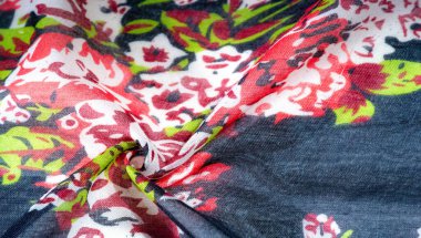 Doku arkaplanı, koyu mavi ipek kumaş, güllerle boyanmış renkler, mavi beyaz, kırmızı, kırmızı, beyaz, yeşil, yeşil.