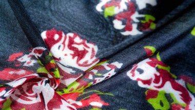 Doku arkaplanı, koyu mavi ipek kumaş, güllerle boyanmış renkler, mavi beyaz, kırmızı, kırmızı, beyaz, yeşil, yeşil.