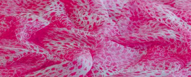 Beyaz kırmızı rengin dokusu, arkaplanı, deseni, ipek kumaşı tekstil. Özellikleri, daha esnek ve tasarlanması daha kolay olduğu için dokuma malzemesinden farklıdır..