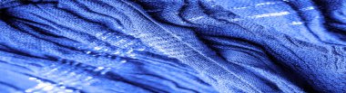 Arkaplan resminin dokusu, dekorun süsü, safir mavi kıvrımlı kumaş, paralel veya çapraz kıvrımlı tırtıklı kumaş; böyle bir kumaştan elde edilen ürünler..