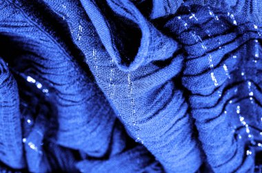 Arkaplan resminin dokusu, dekorun süsü, safir mavi kıvrımlı kumaş, paralel veya çapraz kıvrımlı tırtıklı kumaş; böyle bir kumaştan elde edilen ürünler..