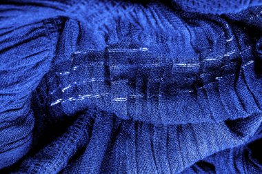 Arkaplan resminin dokusu, dekorun süsü, safir mavi kıvrımlı kumaş, paralel veya çapraz kıvrımlı tırtıklı kumaş; böyle bir kumaştan elde edilen ürünler..