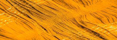 Arkaplan deseninin dokusu, süs süsü, altın sarısı kıvrımlı kumaş, paralel ya da çapraz kıvrımlı kumaş; böyle bir kumaştan çıkan ürünler.