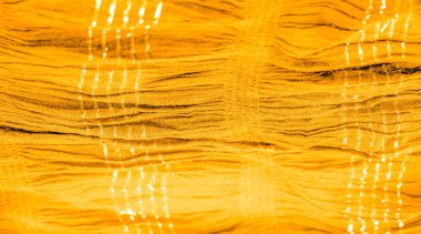 Arkaplan deseninin dokusu, süs süsü, altın sarısı kıvrımlı kumaş, paralel ya da çapraz kıvrımlı kumaş; böyle bir kumaştan çıkan ürünler.