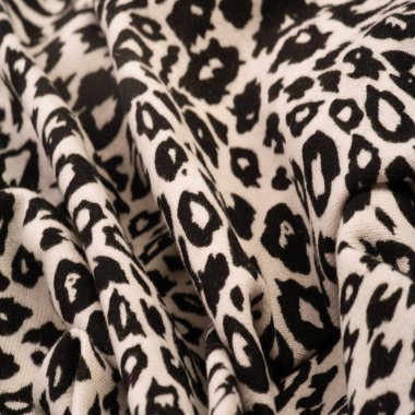 Doku, arkaplan, desen, kadın yün şalı, siyah ve bej, Afrika motifleri, yün ve modülden yapılmış, kenarları kıvrımlı bir yılan şeklinde..