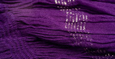 Desenli arka plan deseni, dekorasyon süsü, mavi sentlik koyu leylak dokuması, paralel veya köşegen kıvrımlı kumaş; böyle bir kumaştan çıkan ürünler..