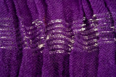 Desenli arka plan deseni, dekorasyon süsü, mavi sentlik koyu leylak dokuması, paralel veya köşegen kıvrımlı kumaş; böyle bir kumaştan çıkan ürünler..