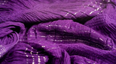 Desenli arka plan deseni, dekorasyon süsü, mavi sentlik koyu leylak dokuması, paralel veya köşegen kıvrımlı kumaş; böyle bir kumaştan çıkan ürünler..