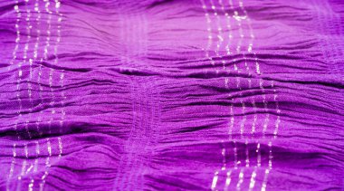 Desenli arka plan deseni, dekorasyon süsü, mavi sentlik koyu leylak dokuması, paralel veya köşegen kıvrımlı kumaş; böyle bir kumaştan çıkan ürünler..