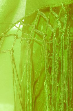 İpek kumaşın arka plan dokusu. Bu doğal yeşil salata eşarbı, şeffaf eli olan yapay ipekten yapılmış bu güzel naylon saten ve harika bir parıltı projeleriniz için mükemmel..