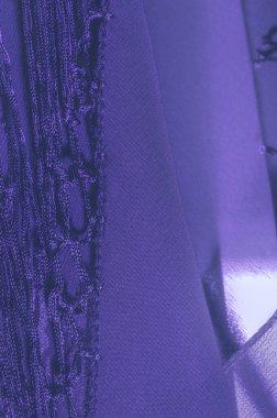 İpek kumaşın arka plan dokusu. Bu doğal mor bir eşarp, şeffaf elli ipek ipekten yapılmış bu güzel naylon saten ve harika bir parıltı projeleriniz için mükemmel..