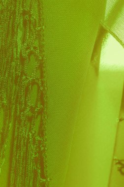 İpek kumaşın arka plan dokusu. Bu doğal yeşil salata eşarbı, şeffaf eli olan yapay ipekten yapılmış bu güzel naylon saten ve harika bir parıltı projeleriniz için mükemmel..