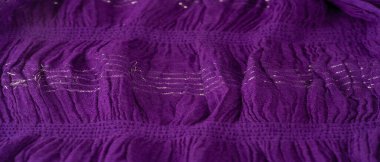 Desenli arka plan deseni, dekorasyon süsü, mavi sentlik koyu leylak dokuması, paralel veya köşegen kıvrımlı kumaş; böyle bir kumaştan çıkan ürünler..