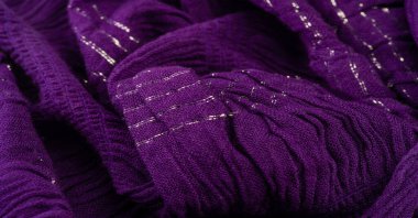 Desenli arka plan deseni, dekorasyon süsü, mavi sentlik koyu leylak dokuması, paralel veya köşegen kıvrımlı kumaş; böyle bir kumaştan çıkan ürünler..