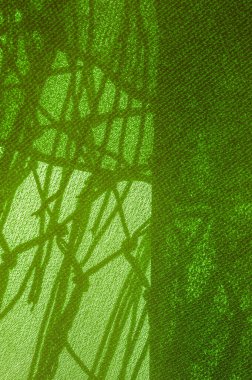 İpek kumaşın arka plan dokusu. Bu doğal yeşil salata eşarbı, şeffaf eli olan yapay ipekten yapılmış bu güzel naylon saten ve harika bir parıltı projeleriniz için mükemmel..
