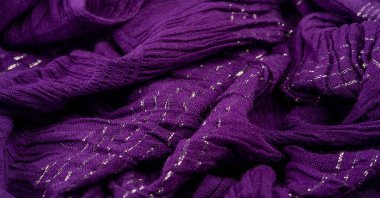 Desenli arka plan deseni, dekorasyon süsü, mavi sentlik koyu leylak dokuması, paralel veya köşegen kıvrımlı kumaş; böyle bir kumaştan çıkan ürünler..