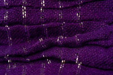 Desenli arka plan deseni, dekorasyon süsü, mavi sentlik koyu leylak dokuması, paralel veya köşegen kıvrımlı kumaş; böyle bir kumaştan çıkan ürünler..