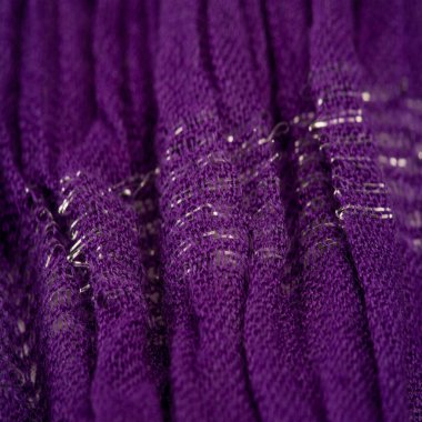 Desenli arka plan deseni, dekorasyon süsü, mavi sentlik koyu leylak dokuması, paralel veya köşegen kıvrımlı kumaş; böyle bir kumaştan çıkan ürünler..