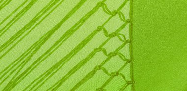 İpek kumaşın arka plan dokusu. Bu doğal yeşil salata eşarbı, şeffaf eli olan yapay ipekten yapılmış bu güzel naylon saten ve harika bir parıltı projeleriniz için mükemmel..