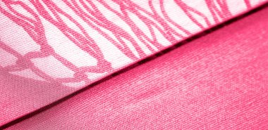 İpek kumaşın arka plan dokusu. Bu doğal kırmızı bir eşarp, şeffaf eli olan yapay ipekten yapılmış bu güzel naylon saten ve harika bir parıltı projeleriniz için mükemmel..