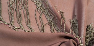 İpek kumaşın arka plan dokusu. Bu doğal kahverengi bir eşarp, yapay ipekten yapılmış bu güzel naylon saten ve parlak bir parıltı projeleriniz için mükemmel..