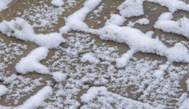 Sezonun ilk karı, kışın şekerle toz almak için sonbaharda geldi. Güneşin değdiği yerde eridi, kar gölgede kaldı, kışı aydınlattı..