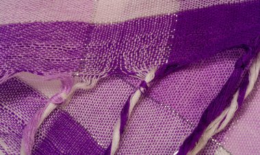 Kumaş desenli ipek atkı, mavi ve metal çizgili. Eşarp, soyut İskoç motiflerinin pastel tonlarında işaretlenmiş hassas yama desenleriyle süslenmiş.