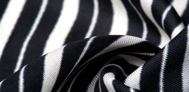 İpek çizgili kumaş. Siyah ve beyaz çizgiler. Bu güzel, süper yumuşak ipek karışımı orta kalınlıkta örülmüş kumaş tasarım projeleriniz için mükemmel. Lüks bir his için sırtına sürtünüyor.