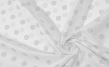 Dokulu arka plan, siyah ve beyaz polka nokta ipek kumaş. Bu çok yönlü kumaş şık tasarım projeleri oluşturmak için idealdir. Renkler gri ve beyaz içerir.