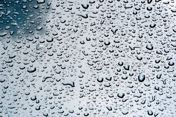 Zomerregen Druppels Water Autolak Een Klein Rond Peervormig Deel Van — Stockfoto