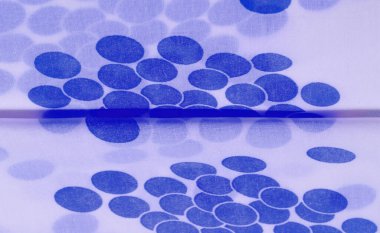 Doku arka plan, mavi polka nokta desenli ipek kumaş. Eğlenceli bir özelleştirme ve tasarım oluşturun. Tasarımlar, kartpostallar, posterler ve astarlar oluşturun. Eğlenceli projeleriniz için fotoğrafları unutmayın!