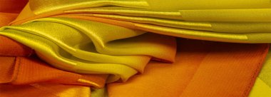 Doku, arkaplan, metalik parıltılı sarı ipek çizgili kumaş. Eğer kötü bir ruh halin varsa, bu kumaş onu eşi görülmemiş yüksekliklere taşıyacaktır. Projeniz başarılı olacak..