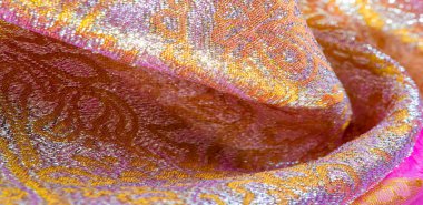 Doku arka planı, desen. pembe brokar kumaş. Organza brokar kumaş - çoban, gevrek palmiye ile. Bu boyunca büyük bir iplik-boyalı çiçek işlemeli desen vardır.