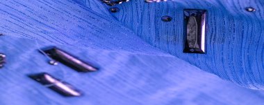 Arkaplan tasarımı dokusu, ipek desen, mavi kumaş ve dekoratif işlemeli taşlar.