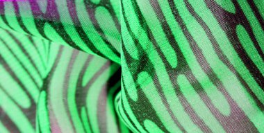 doku arka plan desen duvar kağıdı. Yeşil pembe siyah ipek kumaş deseni. Bu orta ağırlık rayon kumaş hafif renk varyasyonları ile güzel bir parlaklık vardır. Tasarımlarınıza şıklık katıyor