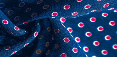 Doku arka planı, desen, kırmızı benekli mavi ipek kumaş. Açık ve yumuşak saten kolye tasarımın için mükemmel, online projeler. Ekran koruyucuları ve duvar kağıtları için de mükemmel..