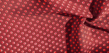 Doku arka plan, desen, kırmızı polka noktaları ile kırmızı ipek kumaş. Hafif ve ipeksi-yumuşak saten kolye tasarım, online projeler için idealdir. Ayrıca ekran koruyucular ve duvar kağıtları için mükemmel